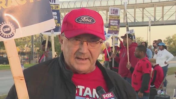Chicago autoworkers hit the picket line as part of UAW strike