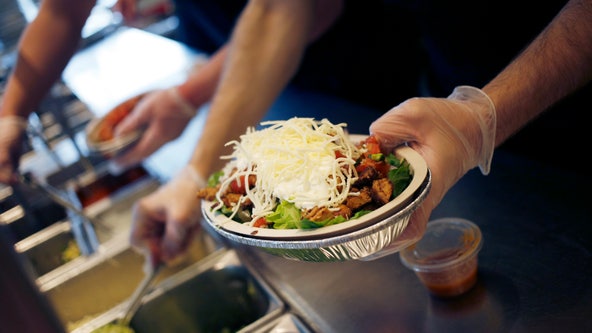 New Chipotle restaurant with drive-thru pickup lane for digital orders opening in Chicago suburb