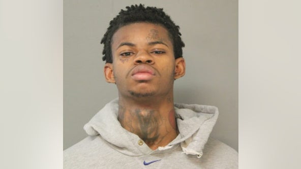 Chicago man arrested right after robbing man, battering him and another person: police