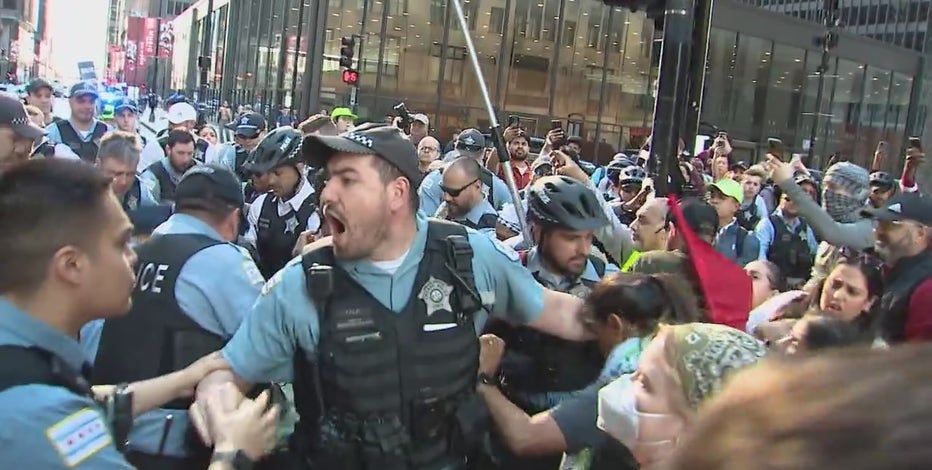 Chicago Palestine supporters take over downtown streets, clash with police
