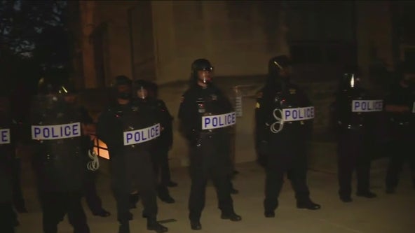 University of Chicago police begin to clear protester's encampment