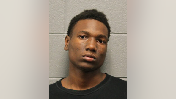 18-year-old Chicago man allegedly battered, robbed another man at gunpoint on West Side: police