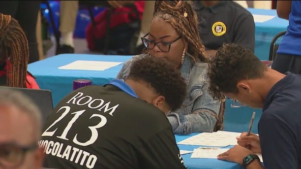 Chicago high school hosts teen voter registration drive