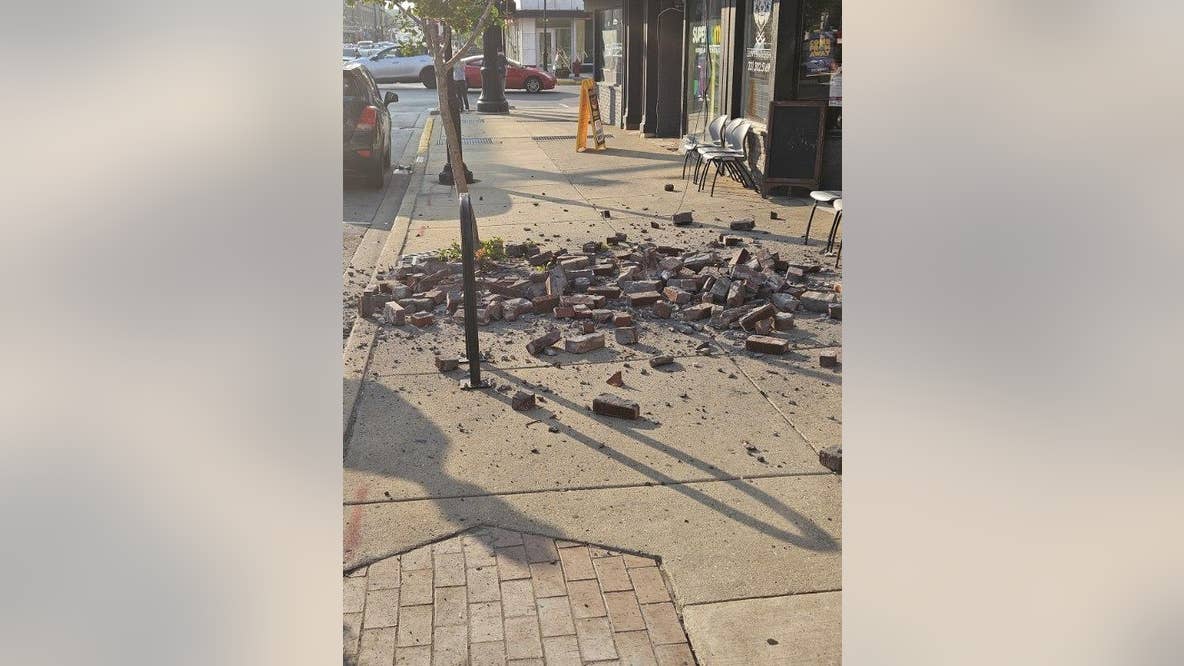 Residents evacuated after Aurora building begins to crumble