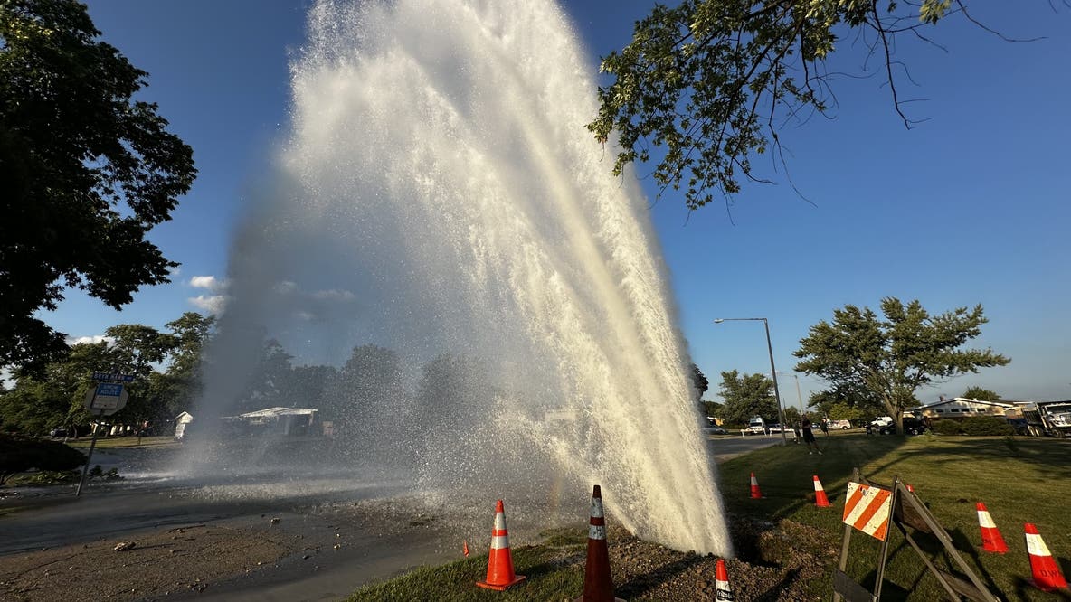 Water shoots into air after massive main break in Norwood Park