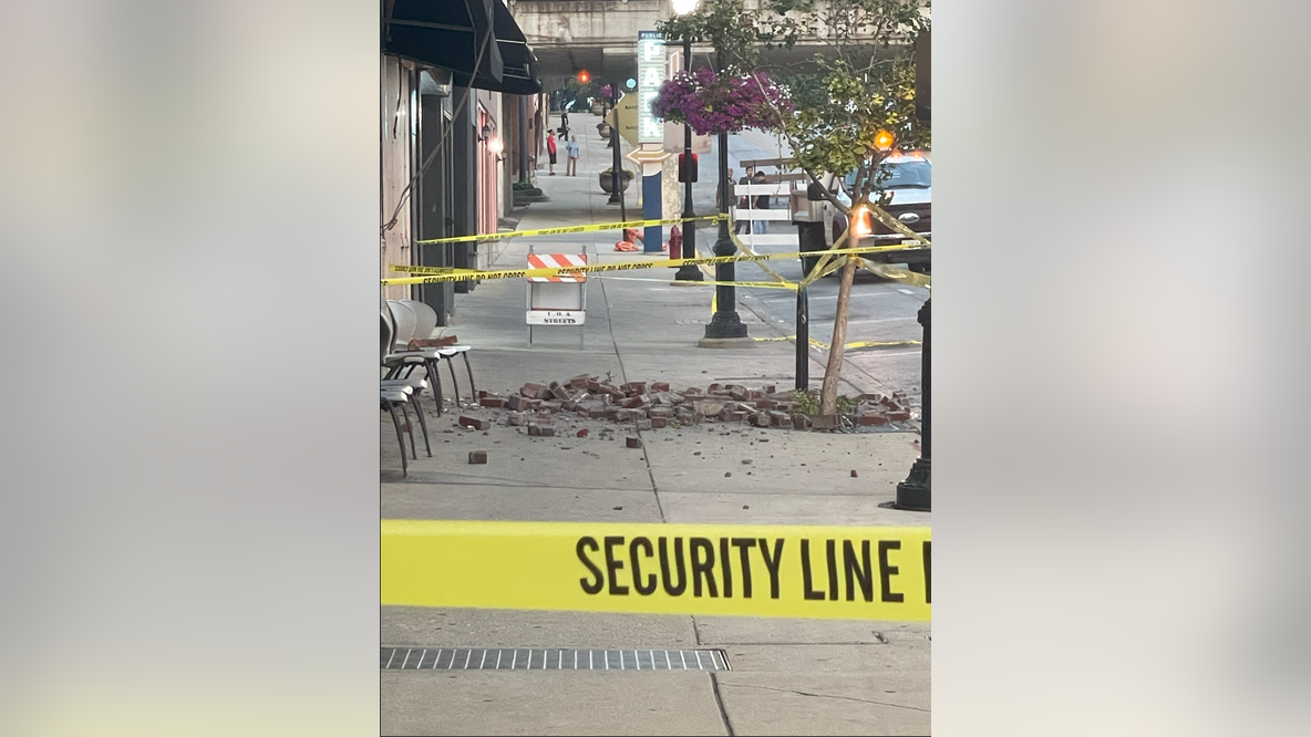 Residents evacuated after Aurora building begins to crumble