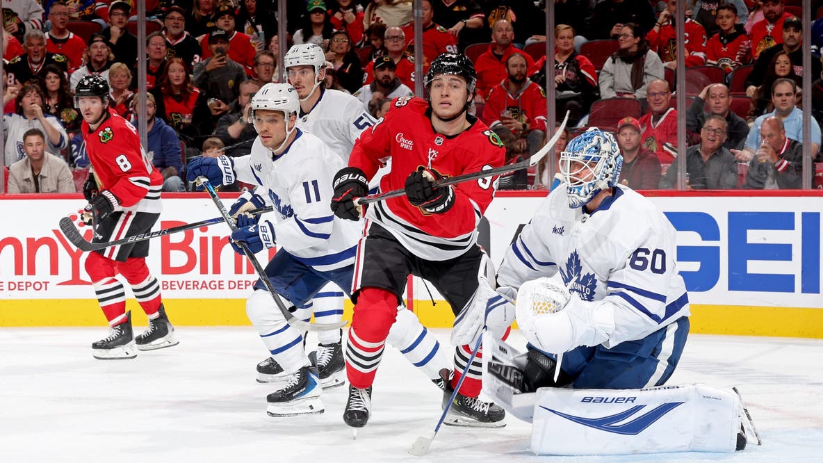 Dach scores late in 3rd period to lead Blackhawks to 3-2 win over Maple Leafs