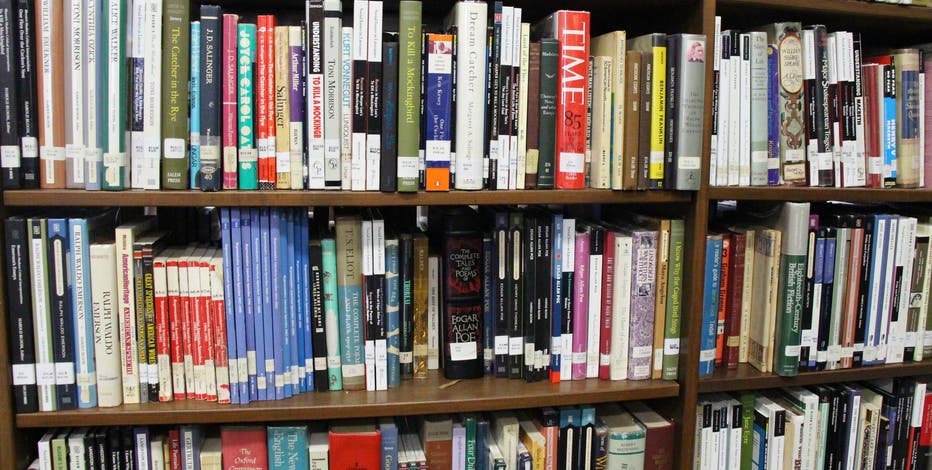 Texas lawmakers OK bill that aims to keep sexually explicit material out of school libraries