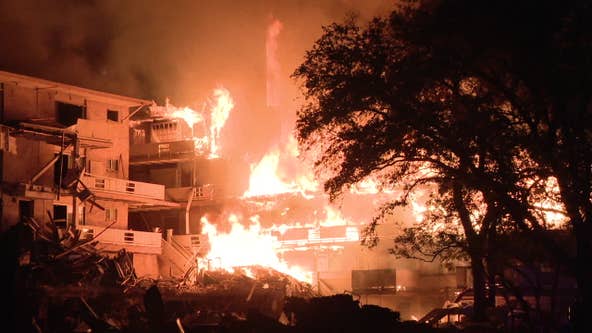 Vacant apartment building burns in Oak Lawn