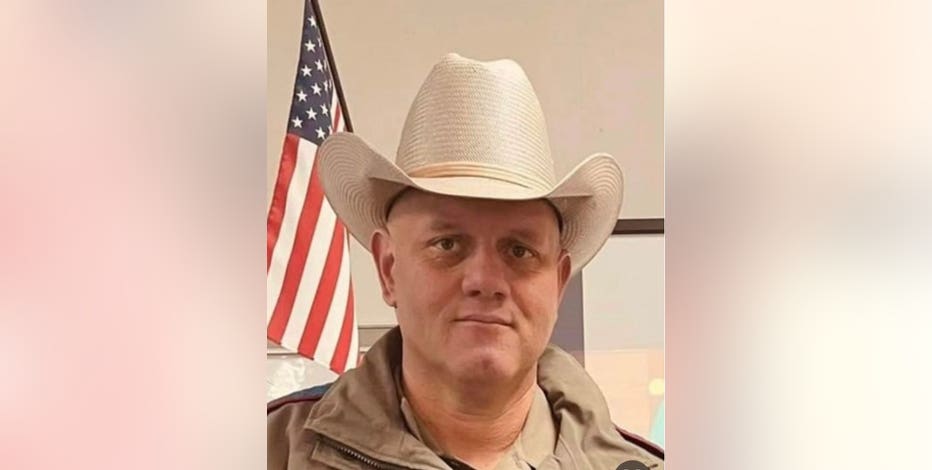 Navarro County DPS trooper struck by vehicle while investigating crash