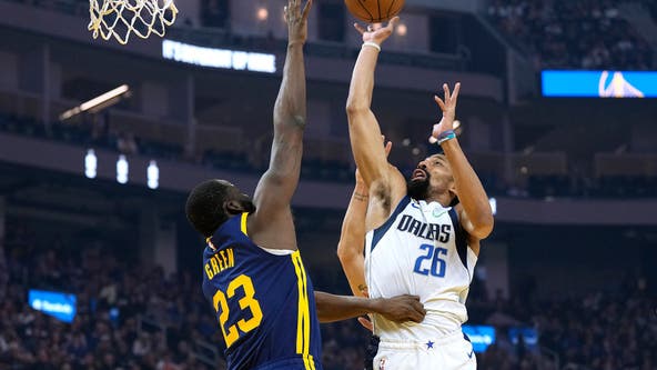 Curry injures left leg leading Warriors over Mavs 119-113