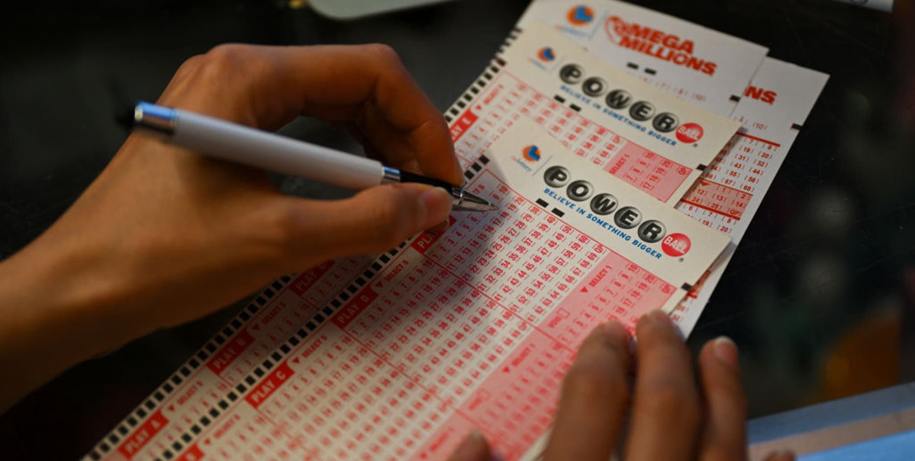 Powerball jackpot reaches $1 billion mark after no grand prize winner in Saturday's drawing