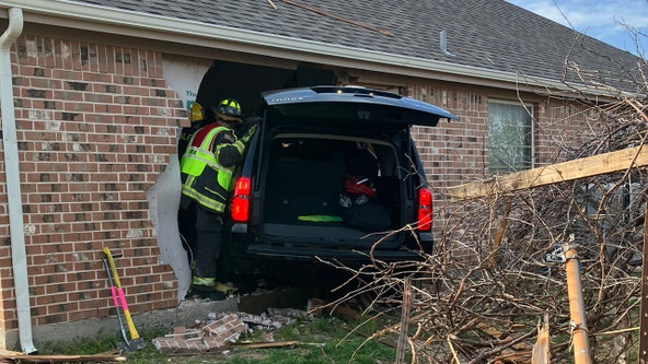 1 injured after SUV with kids crashes into Rowlett home