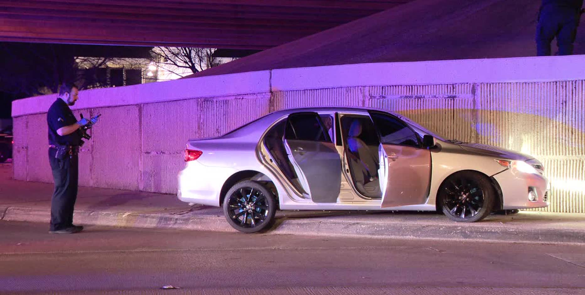 Teen girl found shot inside crashed car in Dallas