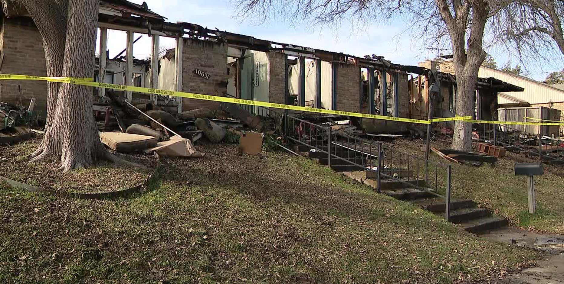 1 dead, 1 in critical condition, firefighter injured in Dallas duplex fire