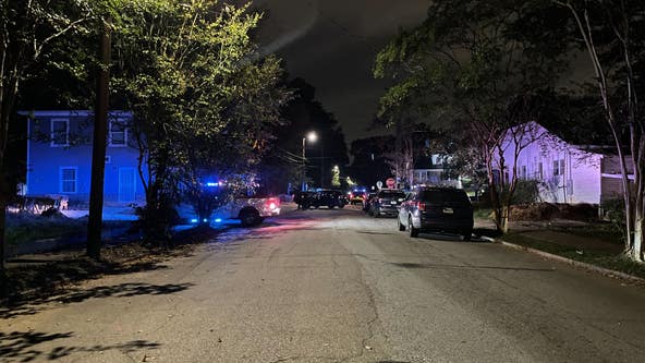 Police in standoff with man barricaded in SW Atlanta rooming house