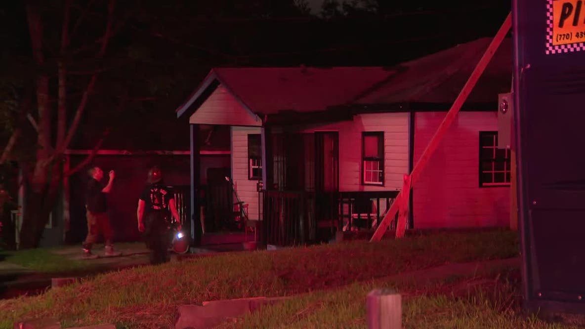 Man hospitalized after fire at SW Atlanta rooming house
