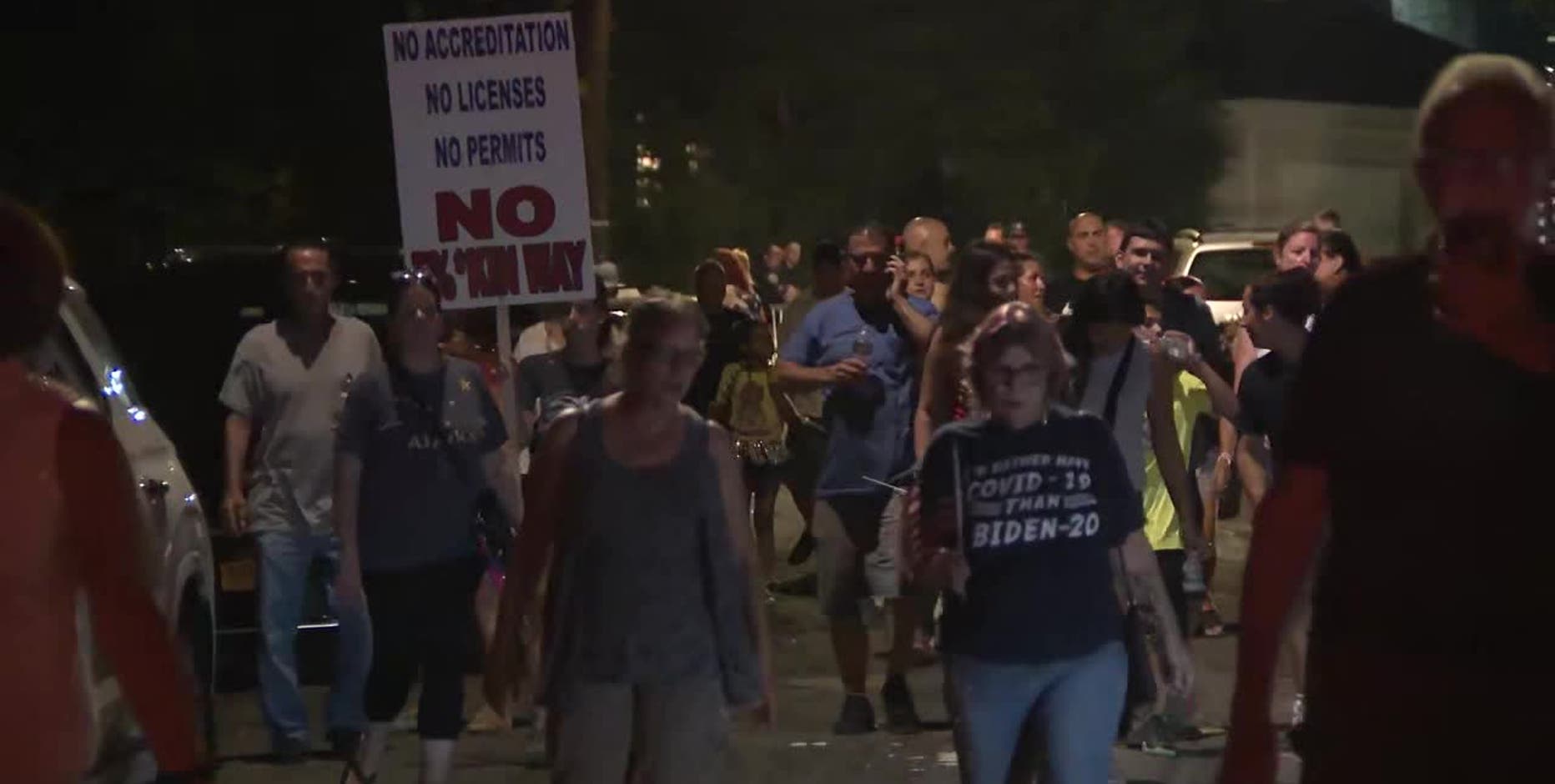 NYC migrant crisis: Hundreds continue protest against Staten Island shelter