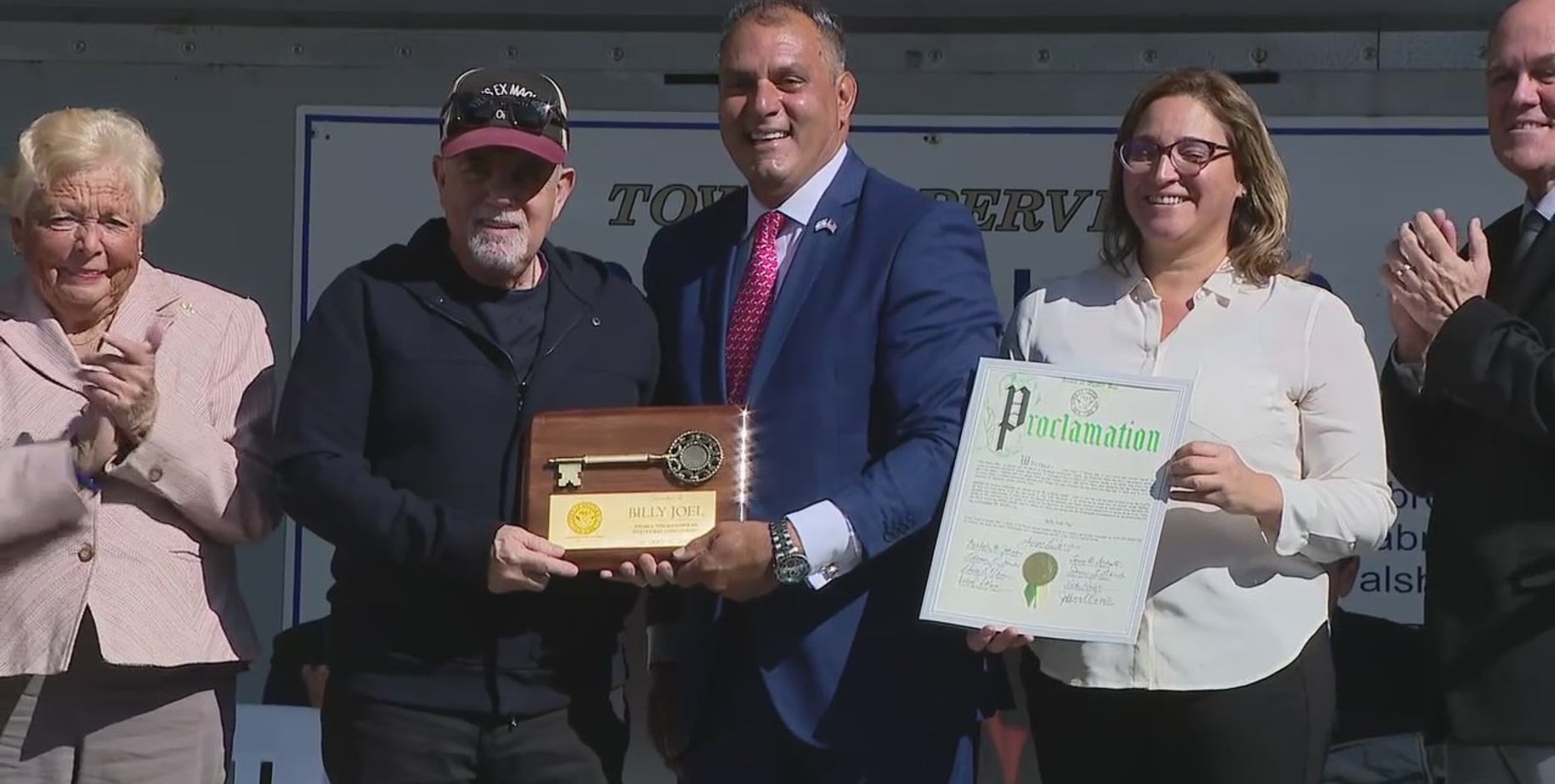 Oyster Bay presents Billy Joel with key to city, street dedication at ceremony