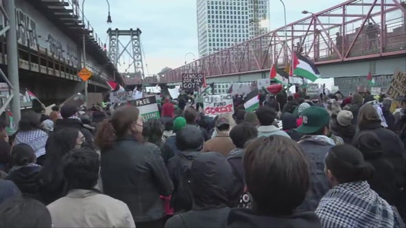 Pro-Palestinian protest floods Williamsburg Bridge