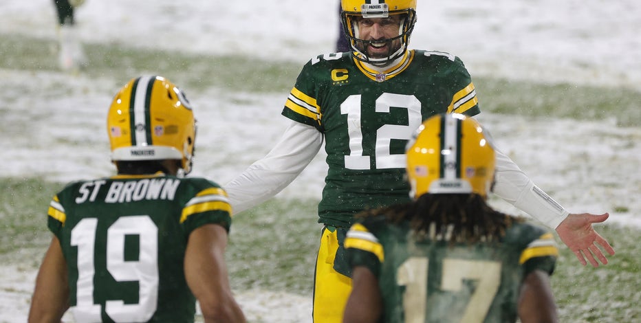 Final home game: Packers beat Titans 40-14 at snowy Lambeau