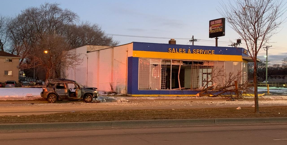 Driver dies after crashing into tree, building in Milwaukee