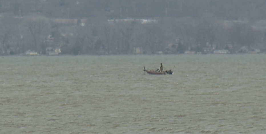 Body of 1 of 2 missing canoers recovered from Lake Winnebago