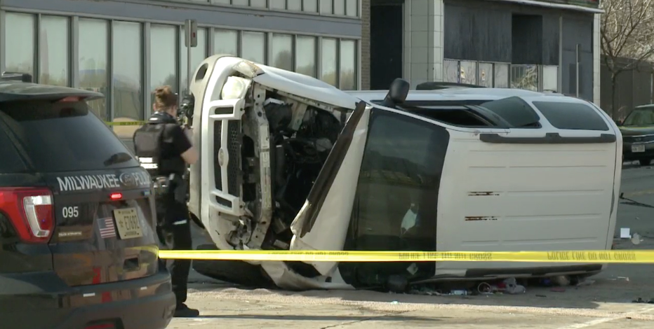 Milwaukee police squad struck in crash, 5 injured