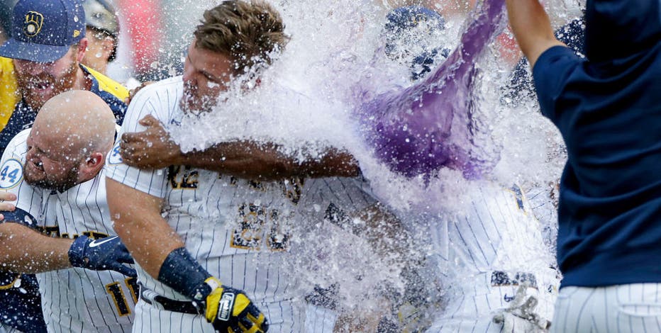 Brewers shock Cardinals, Vogelbach slam in 9th caps comeback