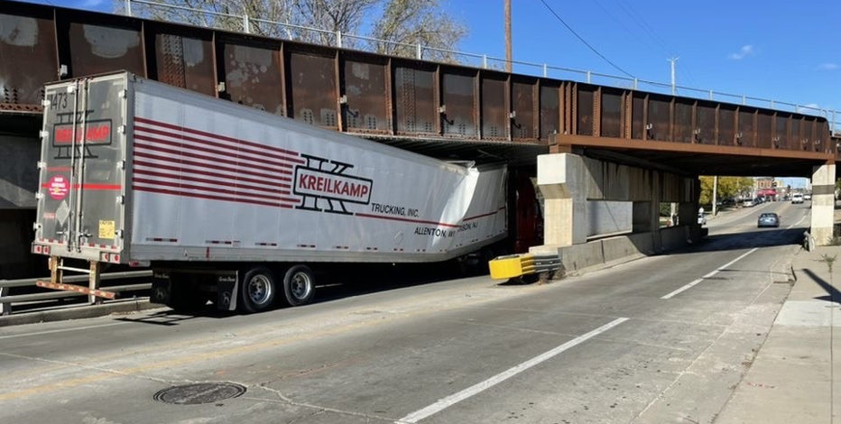 Truck stuck at Kinnickinnic Avenue bridge