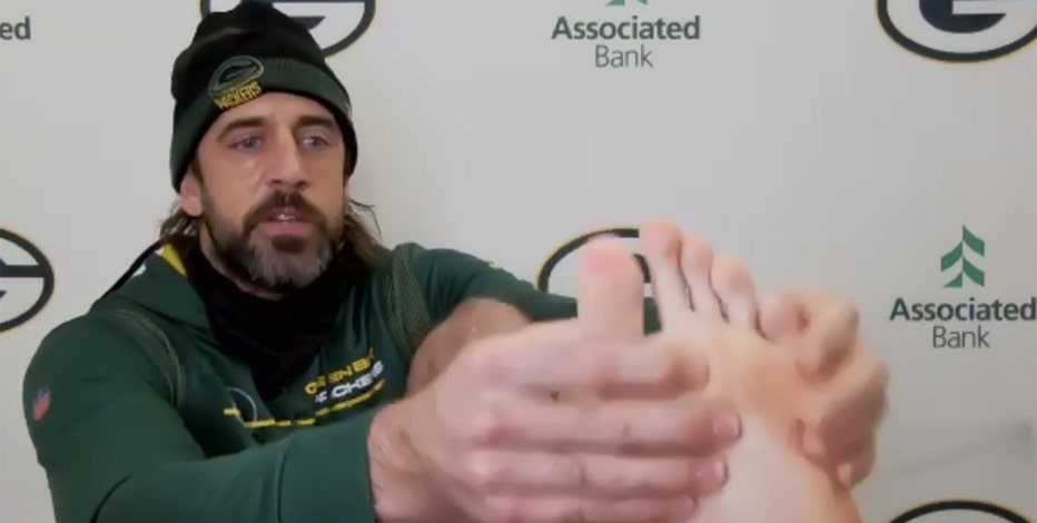 Aaron Rodgers meets with renowned sports doc in Los Angeles as he deals with toe injury