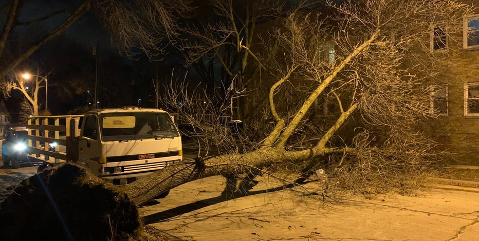 Thousands without power; winds howling across southern WI