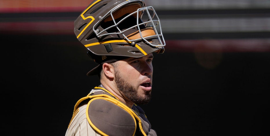 Brewers acquire catcher Victor Caratini