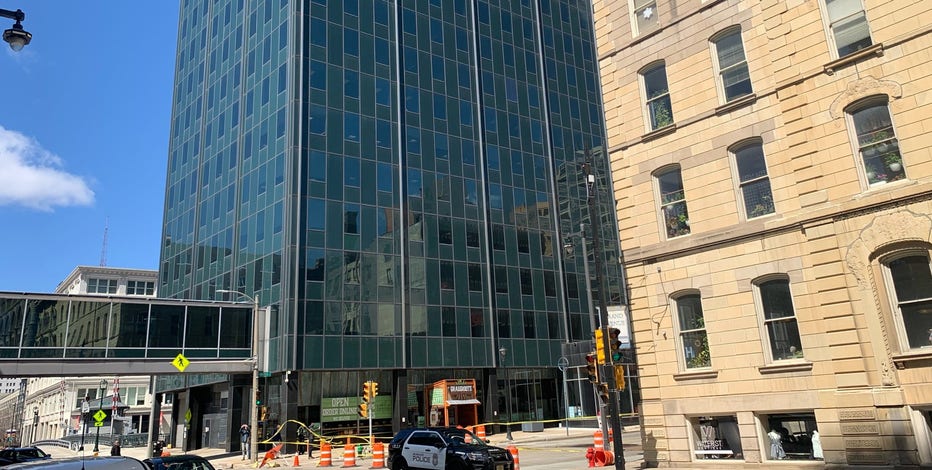 Glass falling from Chase Tower in Milwaukee