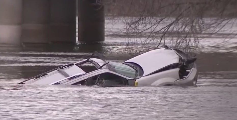 Car in Milwaukee River, life-threatening injuries, 3 officers transported