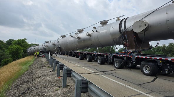 2 killed in Texas after oversized load falls off trailer