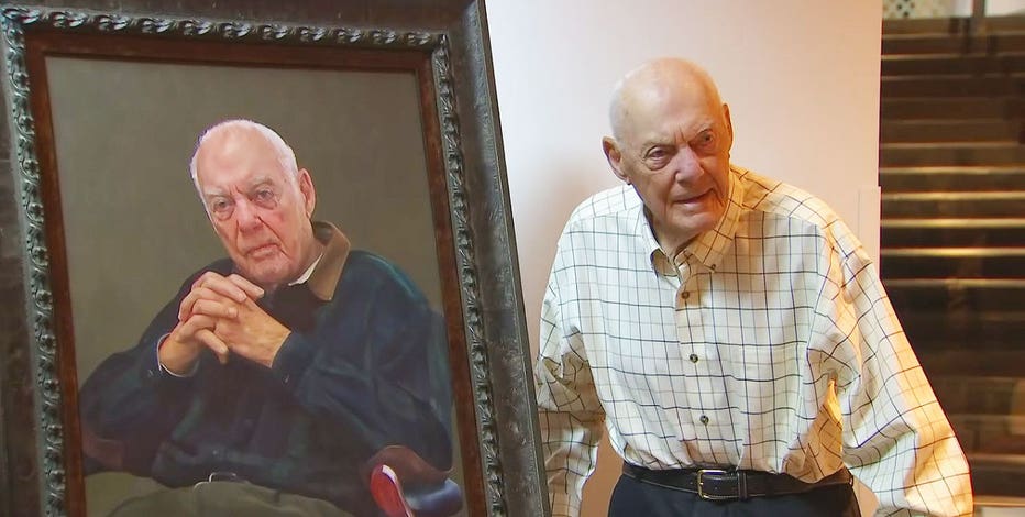 Portrait of legendary Vikings coach Bud Grant presented to historical society