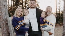 Vikings defensive lineman photobombs fans' Christmas card picture session