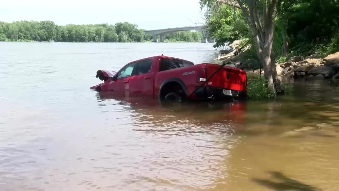 Couple saves driver from sinking car in Mississippi River