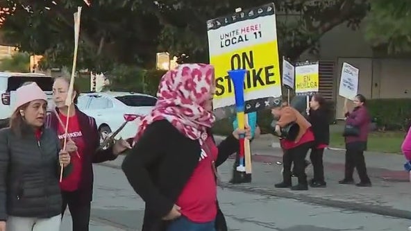 Hospitality workers ‘occupy’ LAX area hotels as Christmas nears