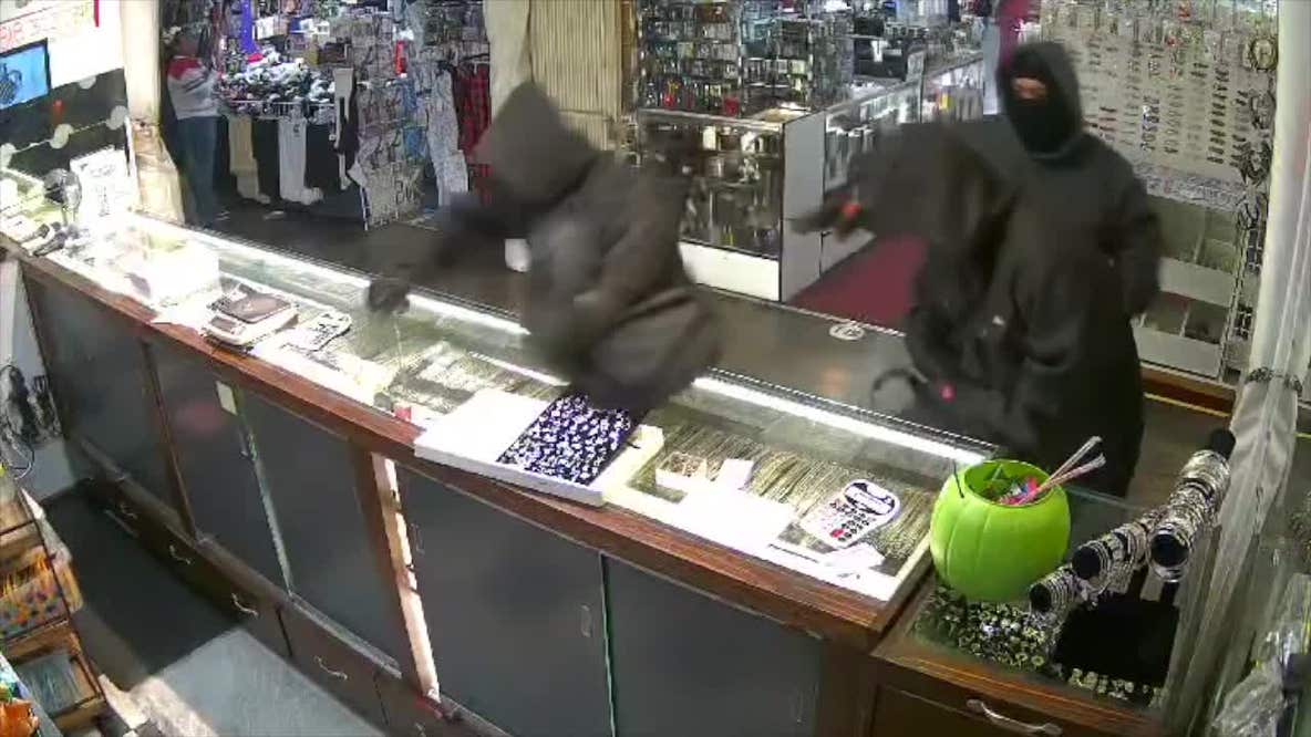 Brazen robbery caught on camera at Valley Indoor Swap Meet