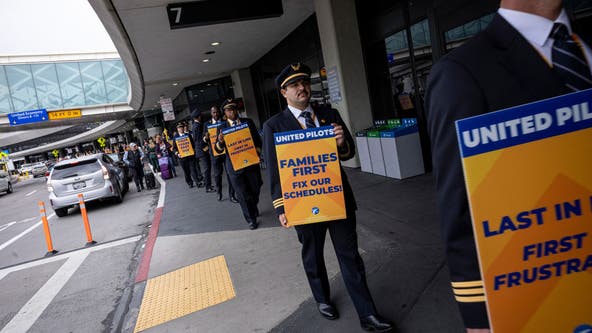 United Airlines pilots union moves closer to strike