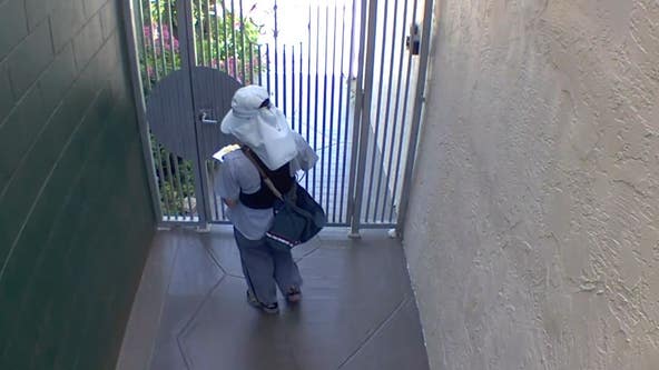Video: Suspects sought in robbery of Oakland postal worker