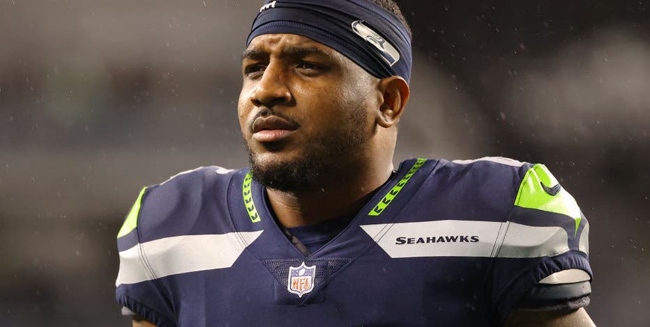 Seahawks' Diggs breaks right leg, dislocates ankle