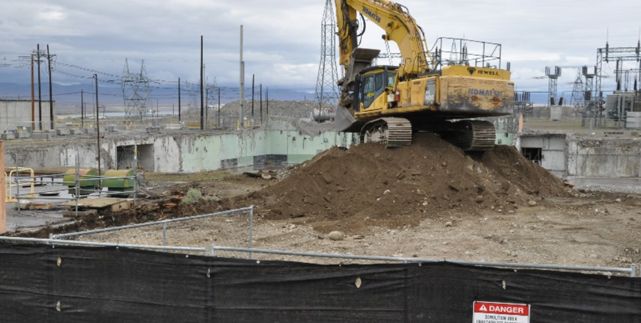 Hanford Site workers tear down fuel bunker to reduce risk to Columbia River