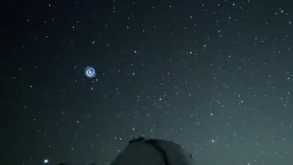Watch a strange spiral appear in a starry night sky over Hawaii