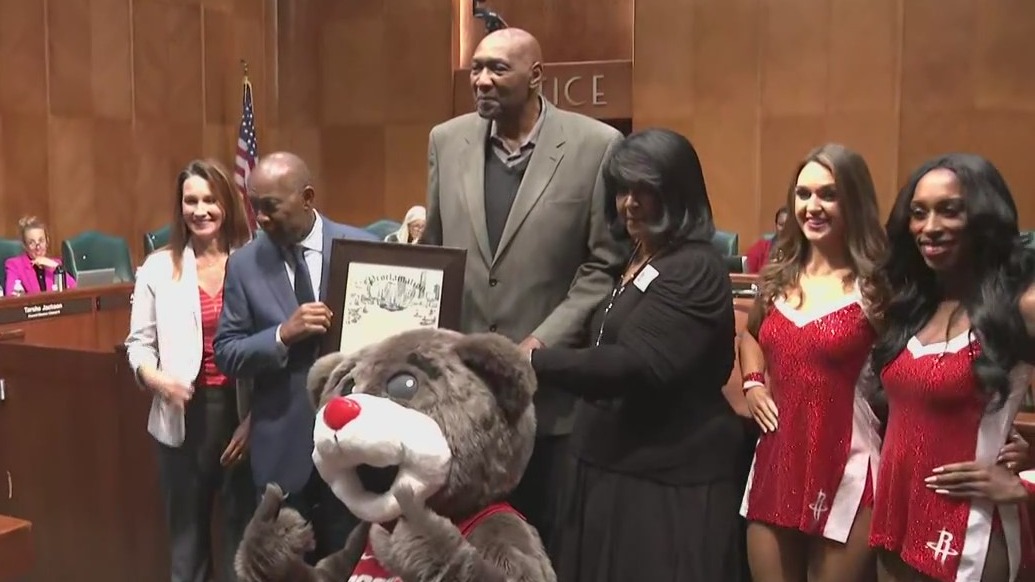 Houston Rockets Legend, former UH Cougar Elvin Hayes honored with proclamation at City Hall