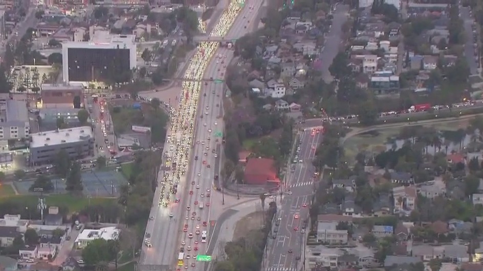4-vehicle crash snarls traffic on 101 Freeway