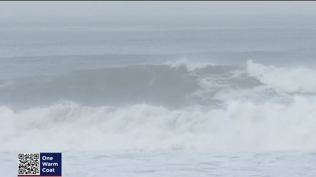 5-year-old girl dead, grandfather missing after waves sweeps pair into ocean