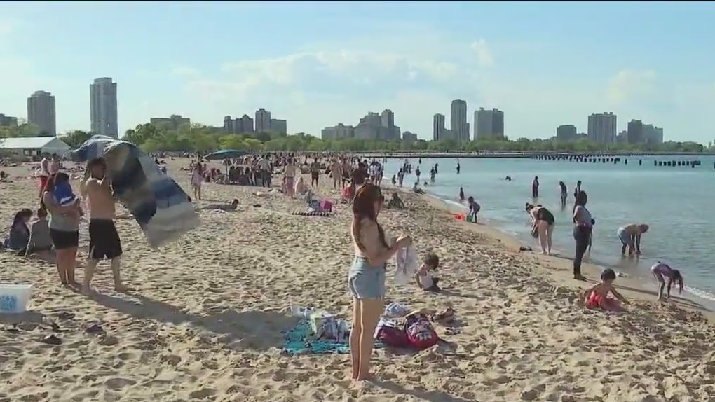 Hundreds spend Mother's Day at Chicago beaches despite still being closed for swimming